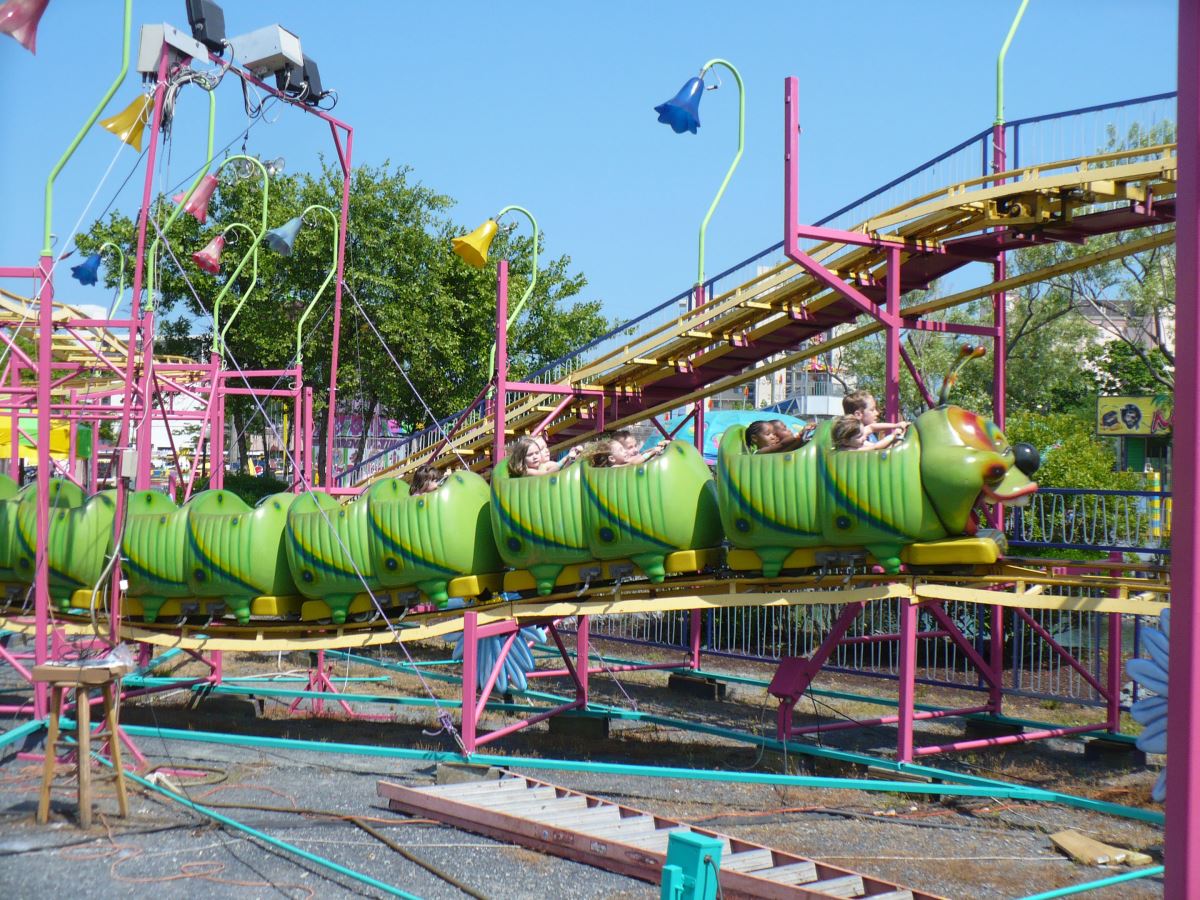 Wacky Worm (Jolly Roger Amusement Park) - Coasterpedia - The